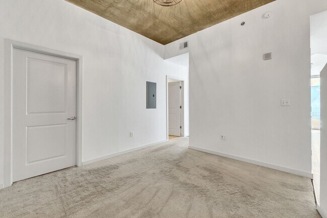 Building Photo - Stunning condo in the heart of SoBro at the Encore! Beautiful 1 bed, 1 bath on the amenity floor ...
