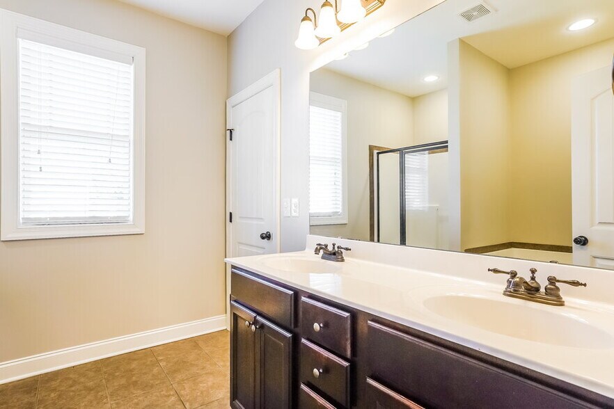 Building Photo - 56 Oakton Dr