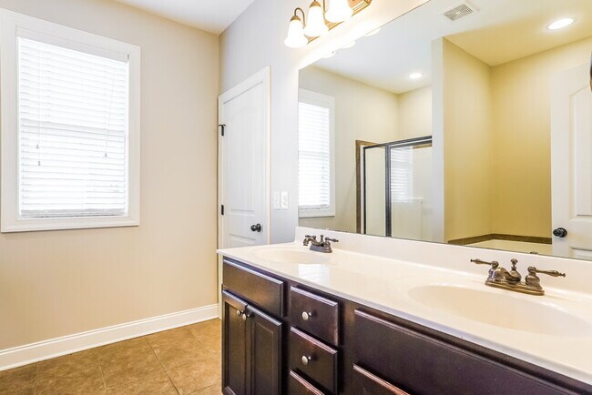 Building Photo - 56 Oakton Dr