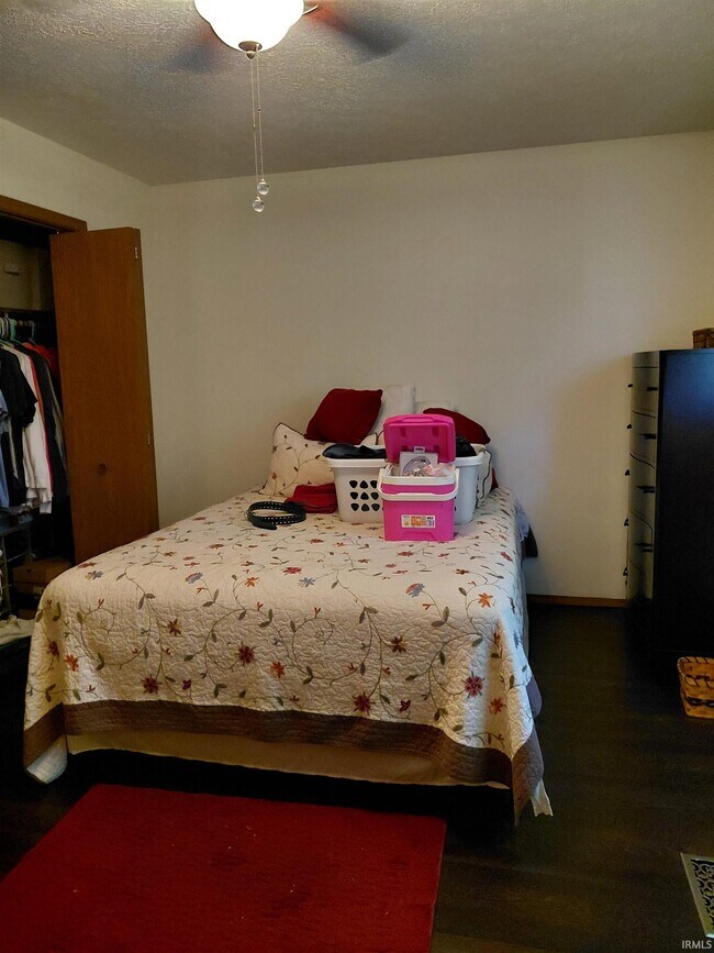 Building Photo - 402 S Village Ct