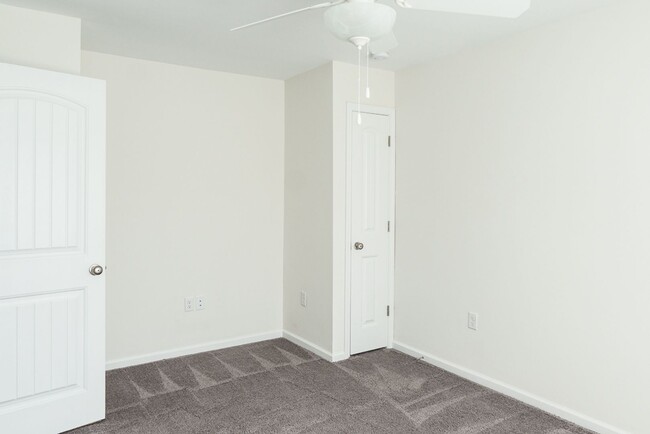 Building Photo - Three Bedroom Townhome