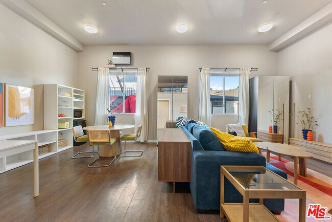 Building Photo - 630 W 28th St