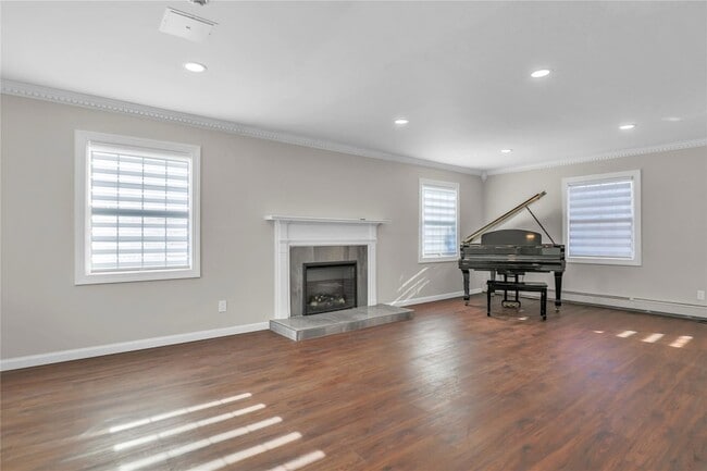 Primary Photo - 32 Manchester Ln