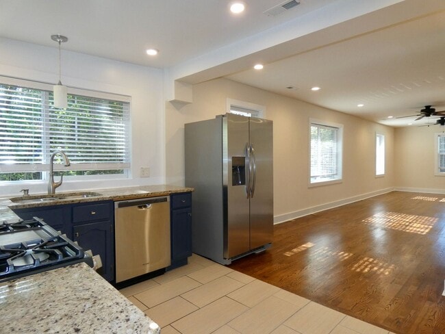Building Photo - Beautifully Renovated Cottage - Great Nort...