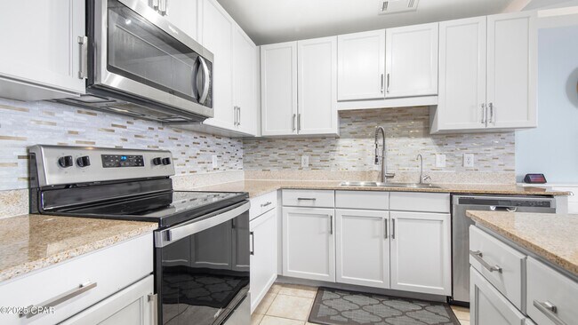 Building Photo - 9902 S Thomas Dr