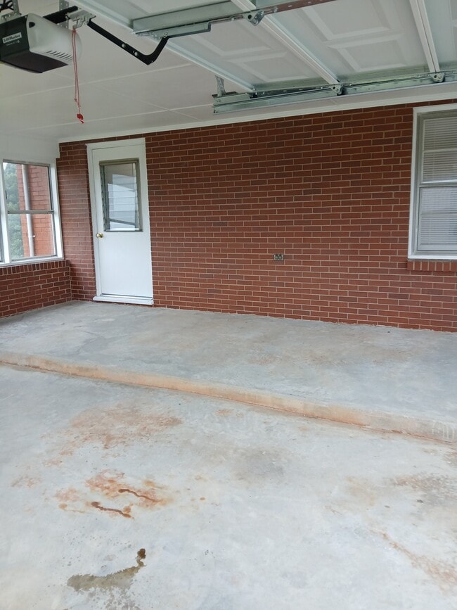 Building Photo - 3261 Marion Rd