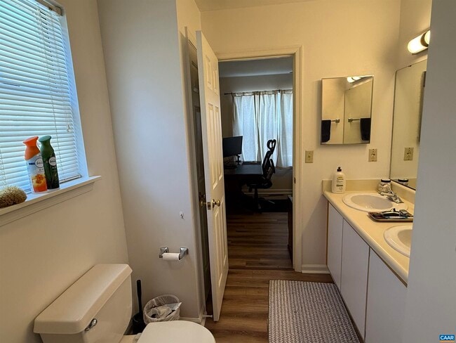 Building Photo - 121 Birdwood Ct