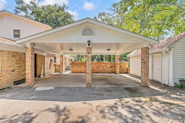 Building Photo - Newly Renovated 3 Bed / 2.5 Bath with Doub...