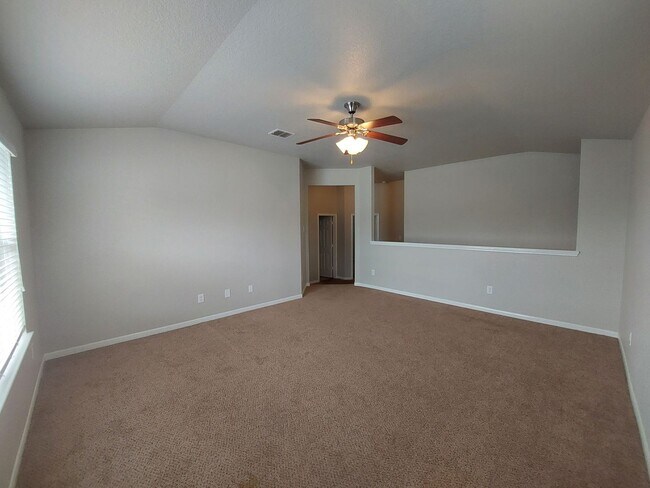 Building Photo - Lovely 4 Bedroom Home with Master Downstai...