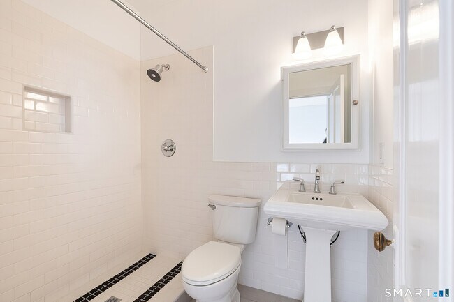 Building Photo - 406 Main St