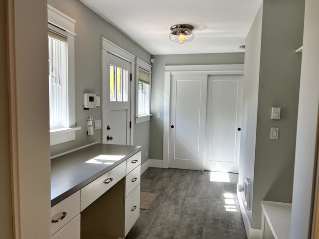 Building Photo - Charming Historical Home, Desirable Downtown Location. Flexible Lease Terms, 30-day Min. All Util...