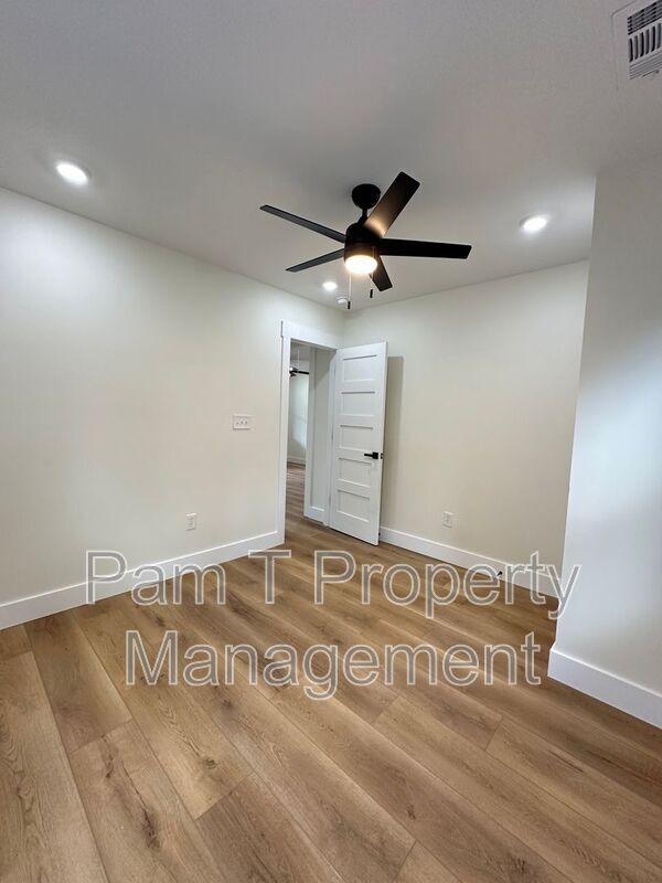 Building Photo - 618 E Waldburg St