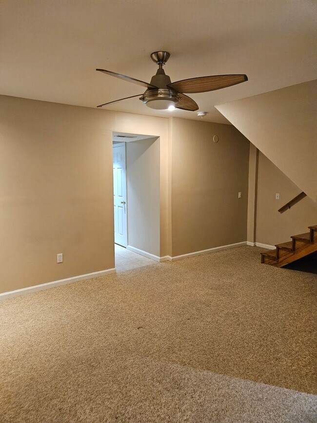 Building Photo - Wonderfully Remodeled Tri Level 3BR/2BTH Soulard Townhouse