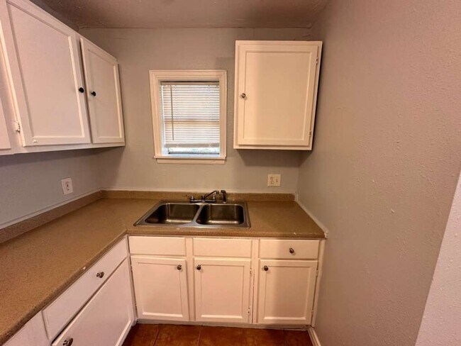 Building Photo - 306 Lake Rd