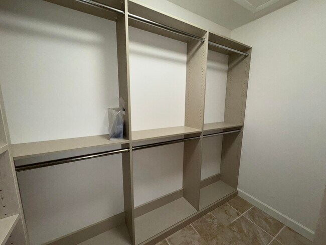Building Photo - 6447 Parkview Dr