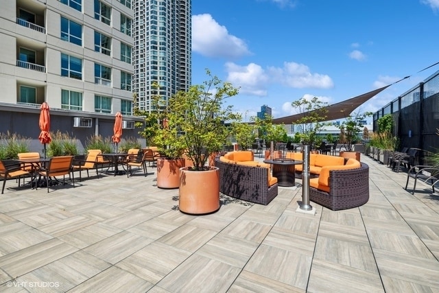 Building Photo - 345 N La Salle Dr