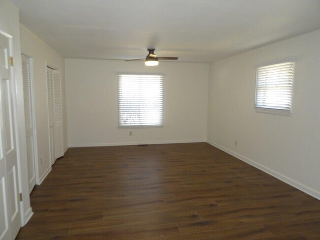 Building Photo - 1122 W Cypress St