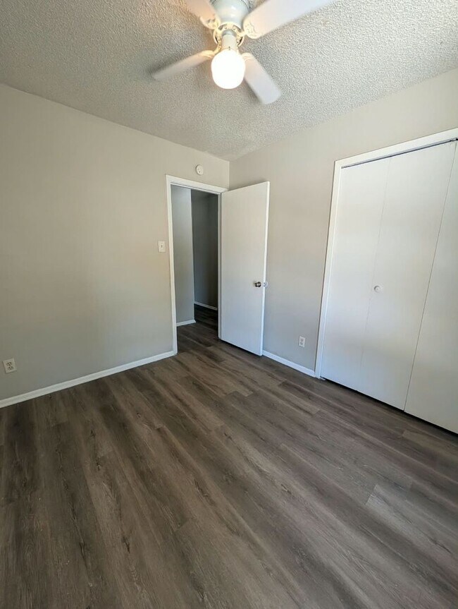 Building Photo - 6807 Blue Lake Dr