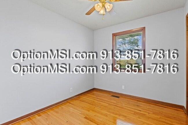 Building Photo - Spacious and move in ready!