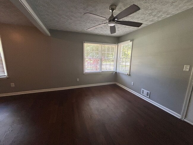 Building Photo - Cozy & Stylish 2-Bed, 2-Bath Home with Fro...