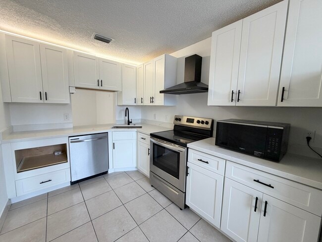 Building Photo - 799 Hill Dr