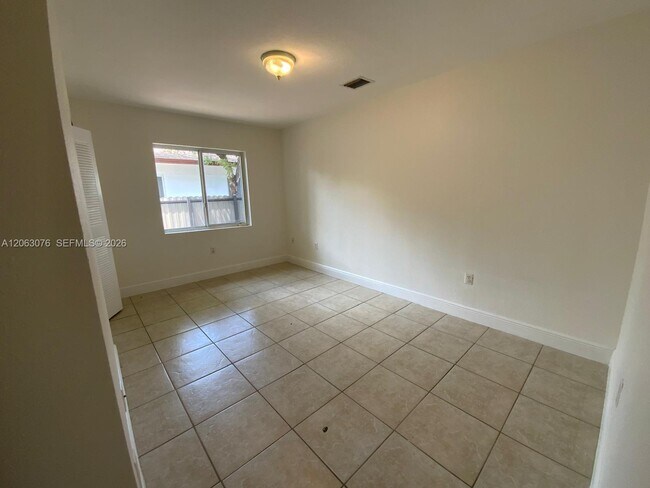 Building Photo - 3342 NW 9th Ave