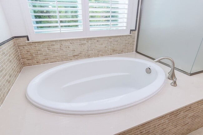Building Photo - 4 Bed / 3 Bath San Bruno home in highly de...