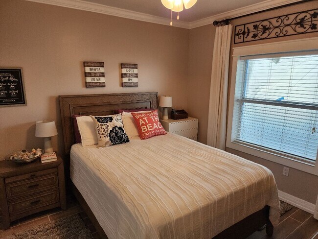 Building Photo - Beautiful Ocean Walk Condo Available April...