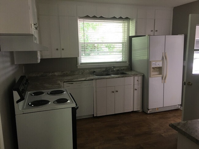 Building Photo - Brick Ranch House in Haywood Lane Area