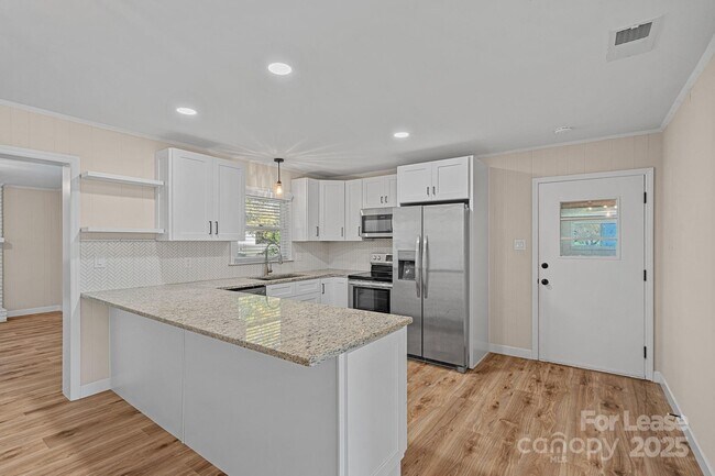 Building Photo - 540 Hoover Rd