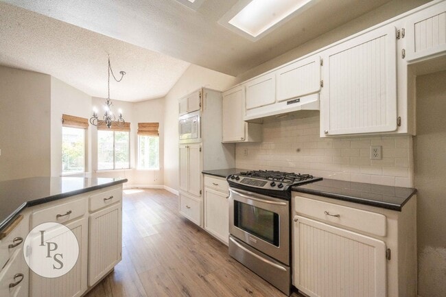 Building Photo - North Fresno Home, 3BR/2BA, Built 1991 – w...