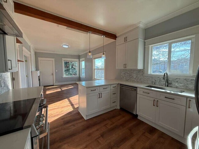 Building Photo - Two Bed 1 Bath House with Fenced Backyard!