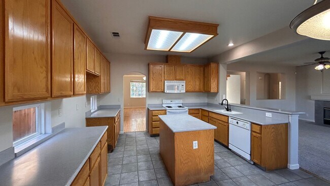 Building Photo - Just listed