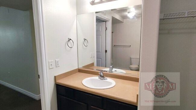 Building Photo - Great 3 Bed 2 Bath Sandy Condo!!
