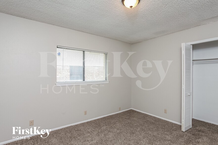 Building Photo - 7527 Lincoln Village Dr