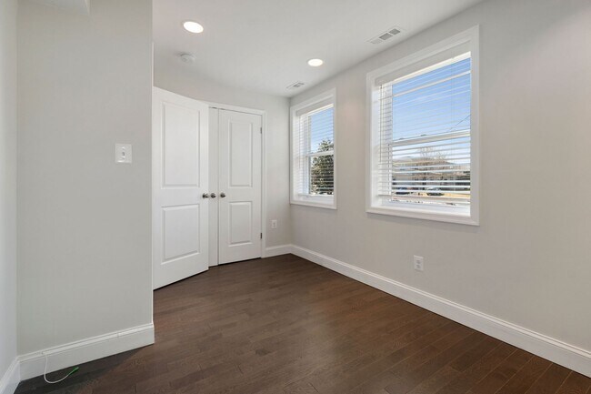 Building Photo - Recently Updated, 2 bed 2 1/2 Bath with Fe...