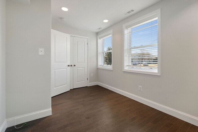 Building Photo - Recently Updated, 2 bed 2 1/2 Bath with Fenced Front and Back Yard!