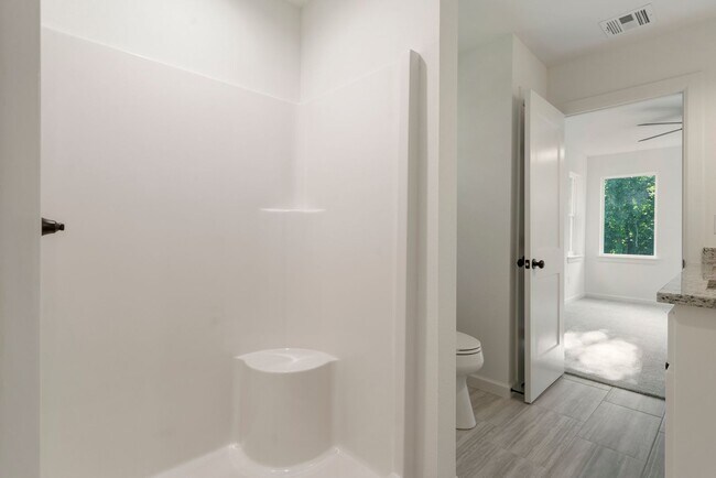 Building Photo - Gorgeous 3 bedroom 2 bathroom home