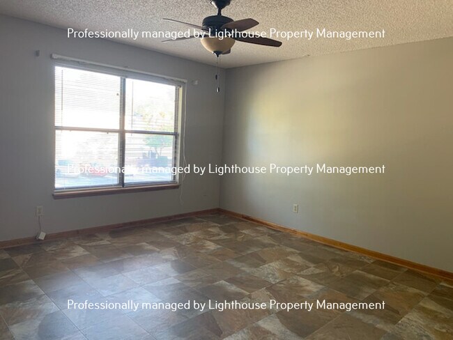 Building Photo - Relaxing townhome in Arlington with covere...