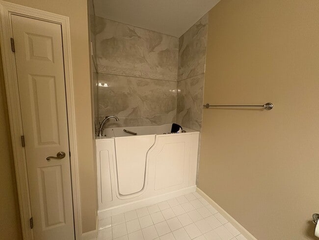 Building Photo - 3BR/2BA Condo with Sunroom & 2-Car Garage