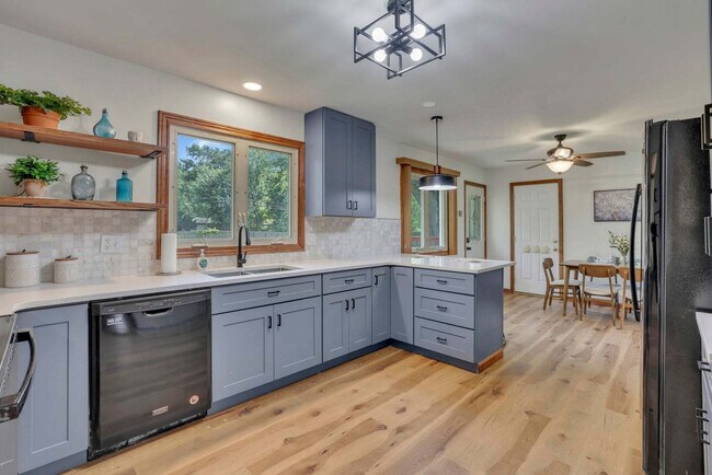 Building Photo - 3695 Montclair Dr