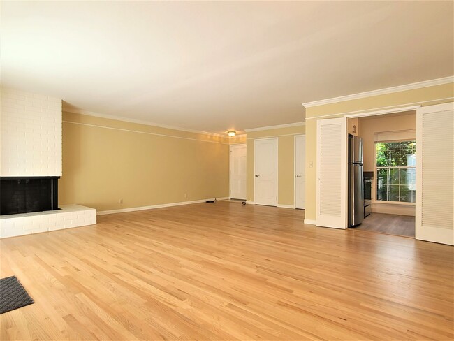 Building Photo - Spacious Condo in Menlo Park available now!