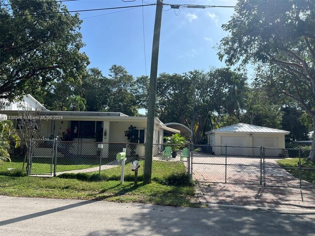 Primary Photo - 24 Pompano Ave