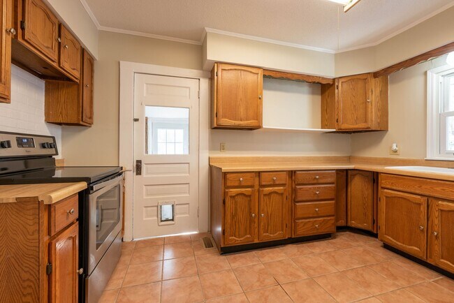 Building Photo - Available May 15!