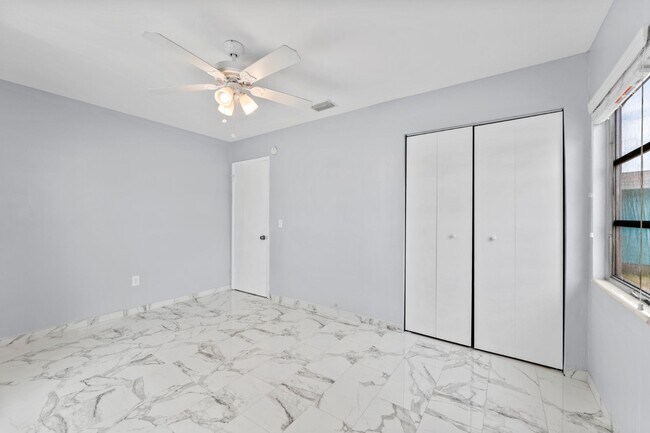 Building Photo - Stunning 3 BR/2 BA home in Heart of St. Pete!