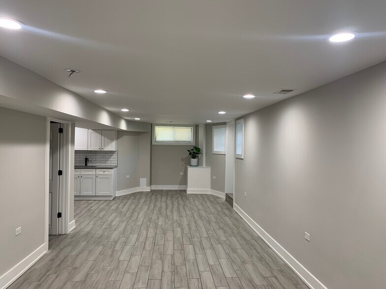 Dining Area - 2742 W Polk St