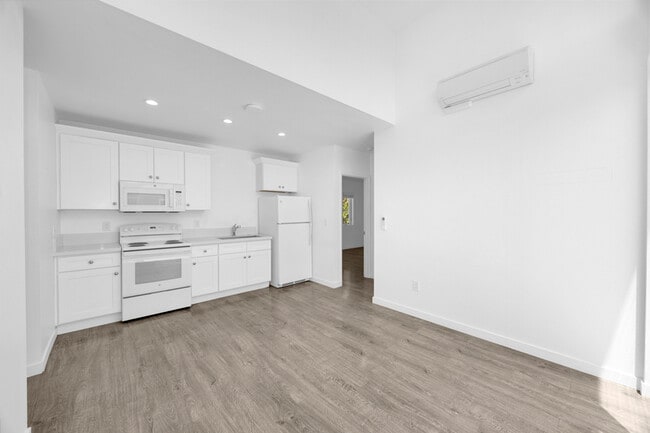 Building Photo - 572 N Cambridge St