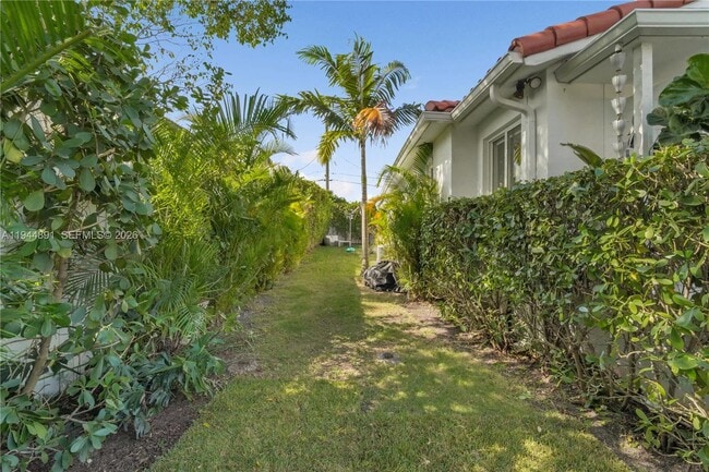 Building Photo - 1450 SW 20th Ave