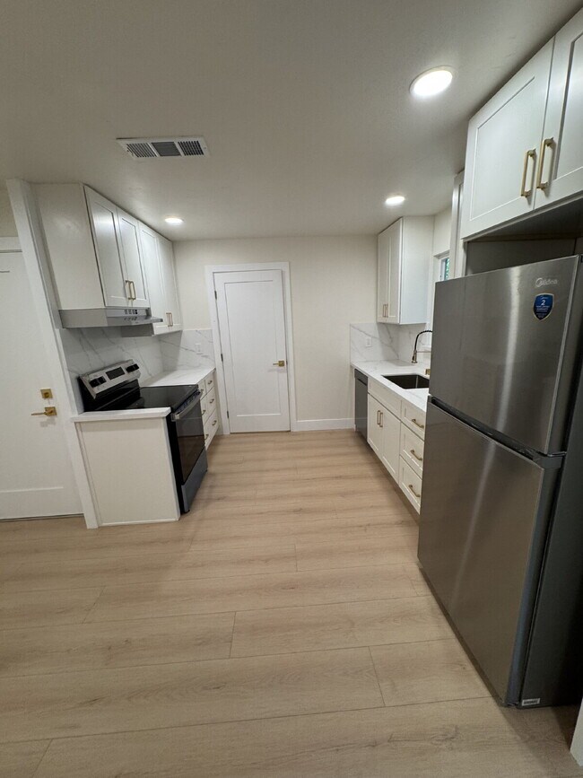 Building Photo - Beautifully Updated 2 Bedroom Home Near Freeway Access
