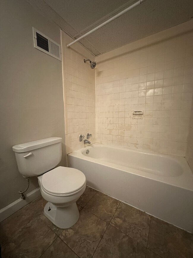 Building Photo - Flexible lease length at a great price! Secure this unit for 6, 12 or 18 months @ $1100/month!! M...